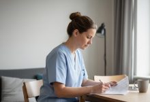 Medarbejder gennemgår vagtplan i hjemmeplejen før dagens besøg